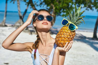 Ananaslı beyaz mayo giymiş bir kadın. Yüksek kalite fotoğraf