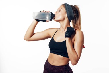 Stüdyo çekimi. Genç ve zinde bir kadın, yalnız. 