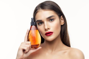 Güzellik ürünüyle güzel bir kadının portresi. Stüdyo çekimi