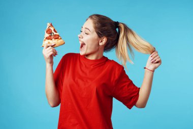  İzole edilmiş arka planda pizza yiyen güzel, mutlu kadın. 