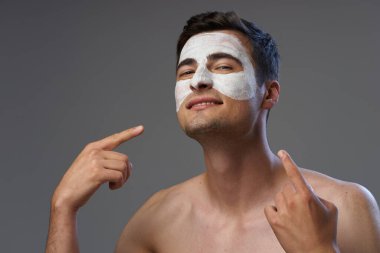 Genç adam yüz maskesi takıyor. 