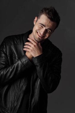 Stüdyoda poz veren genç yakışıklı adam.