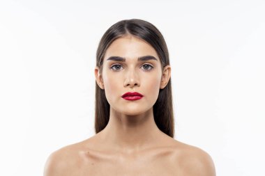 Dudaklarında kırmızı ruj olan güzel bir kadının portresi. Güzellik, moda fotoğrafçılığı 