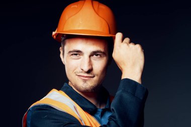Şapkalı genç işçi poz veriyor