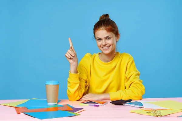 Jovem Empresária Sentada Mesa Apontando Isolado Fundo Azul — Fotografia de Stock