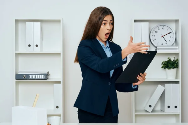 Femme Affaires Détenant Des Documents Dans Bureau — Photo