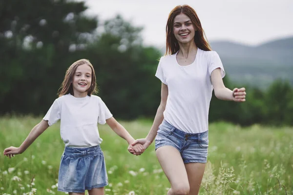 Young Mother Her Daughter Having Fun Camomile Field — Stock Photo, Image