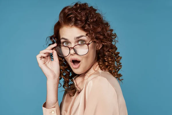 Junge Schöne Frau Mit Brille — Stockfoto