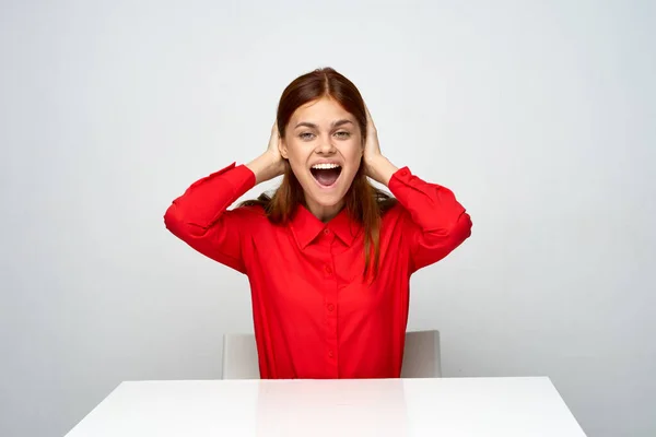 Junge Geschäftsfrau Sitzt Schreibtisch Büro Sie Verdeckt Die Ohren — Stockfoto