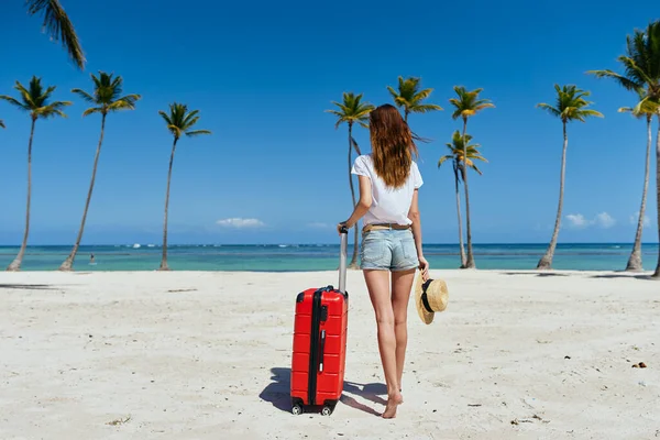 Mujer Joven Con Maleta Roja Playa —  Fotos de Stock