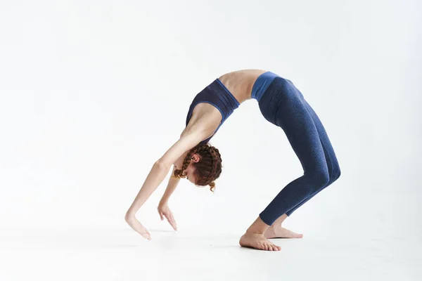 Ung Vacker Kvinna Utövar Yoga — Stockfoto