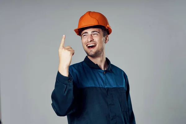 Estúdio Tiro Trabalhador Industrial Capacete Laranja Apontando — Fotografia de Stock