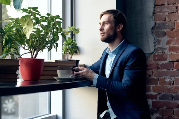 Jeune Homme Affaires Avec Smartphone Dans Café — Photo