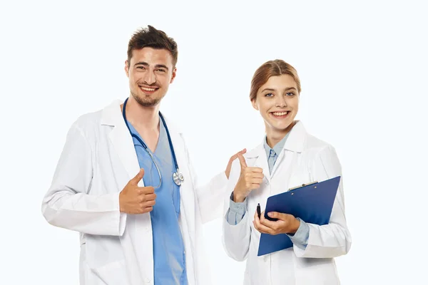 Junge Ärztin Und Krankenschwester Mit Erhobenem Daumen Studio Isolierter Hintergrund — Stockfoto