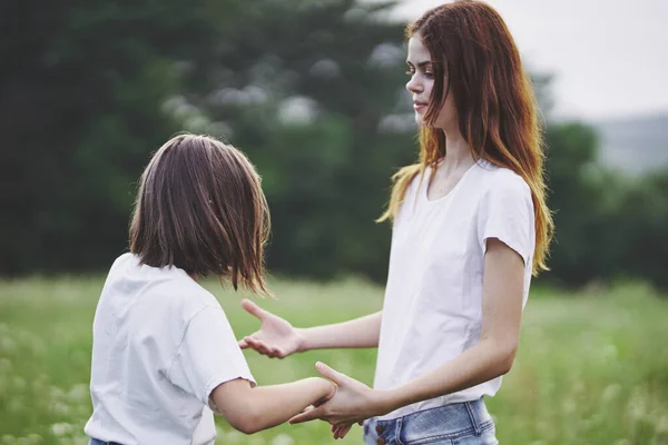 Giovane Madre Sua Figlia Divertirsi Sul Campo Camomilla — Foto Stock