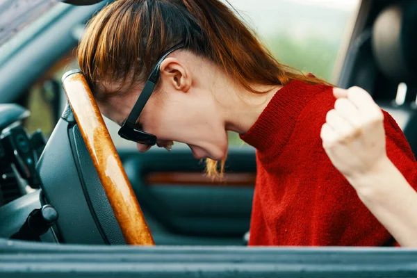 Jovem Bela Mulher Emocional Motorista Carro — Fotografia de Stock