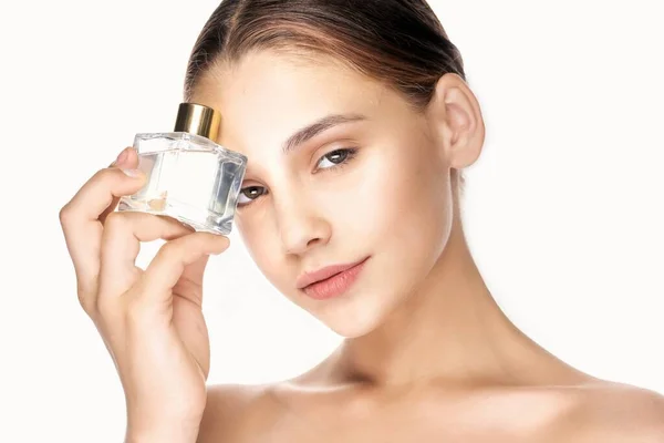 Porträt Einer Jungen Schönen Frau Mit Parfümflasche Auf Weißem Hintergrund — Stockfoto