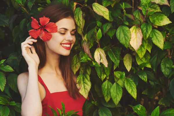 Mladá Krásná Žena Pózuje Květinou Vlasech Dívá Pryč — Stock fotografie