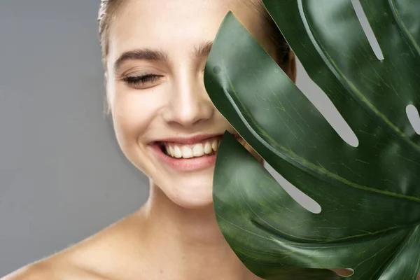 Young Beautiful Woman Posing Leaf Studio — Stock Photo, Image