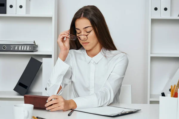 Femme Affaires Assise Dans Bureau Travaillant — Photo