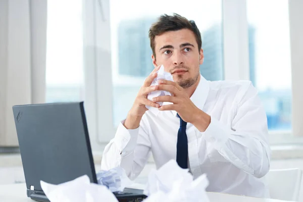 事務所に座っている書類と若い感情的なビジネスマン — ストック写真