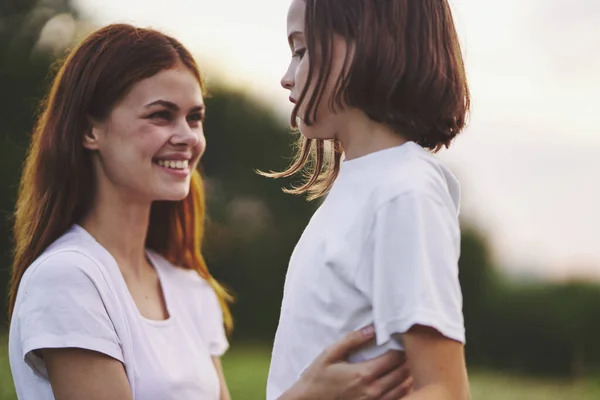 Young Mother Her Daughter Having Fun Camomile Field — Stock Photo, Image