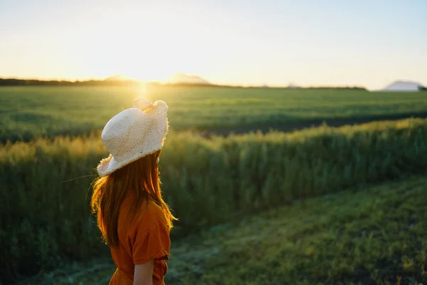 Jovem Posando Campo Trigo Pôr Sol — Fotografia de Stock