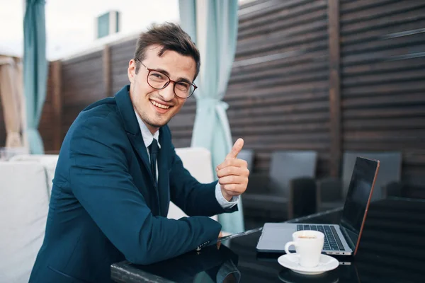 Jovem Bonito Empresário Trabalhando Com Laptop Café Mostrando Polegar Para — Fotografia de Stock