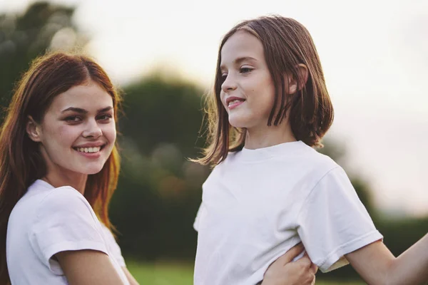 Young Mother Her Daughter Having Fun Camomile Field — Stock Photo, Image