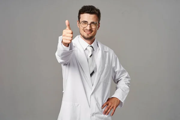 Στιγμιότυπο Νεαρός Γιατρός Δείχνει Τον Αντίχειρα Επάνω Απομονωμένο Υπόβαθρο — Φωτογραφία Αρχείου
