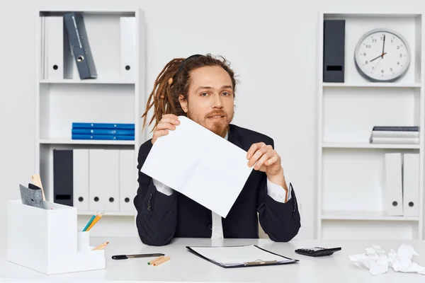 書類を見せる事務所に座っている若いビジネスマン — ストック写真