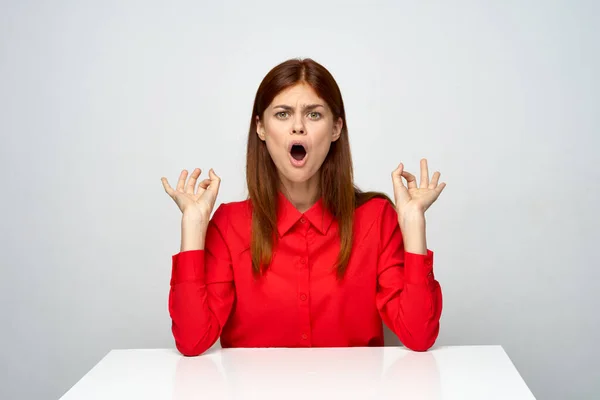 Junge Geschäftsfrau Sitzt Schreibtisch Büro — Stockfoto