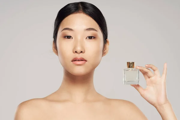 Beautiful Asian Woman Holding Perfume Bottle — Zdjęcie stockowe