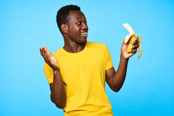 Jovem Homem Africano Surpreso Com Banana Isolada Fundo Azul — Fotografia de Stock