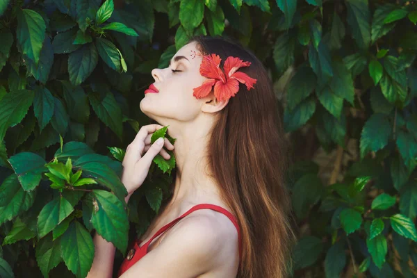 Giovane Bella Donna Con Fiore Rosso Giardino — Foto Stock