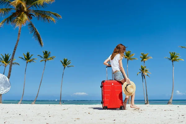 Mujer Joven Con Maleta Roja Playa —  Fotos de Stock