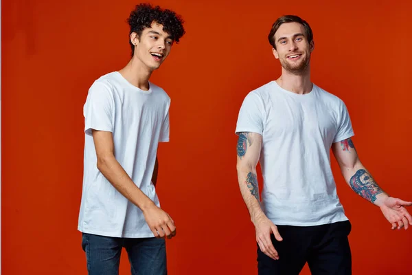 Jóvenes Posando Estudio Sobre Fondo Aislado — Foto de Stock