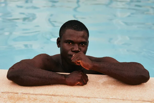 Jung Hübsch Mann Posiert Die Pool — Stockfoto