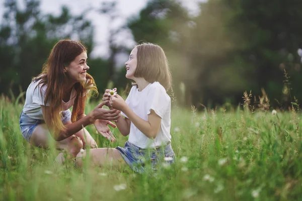 Young Mother Her Daughter Having Fun Camomile Field — Stock Photo, Image