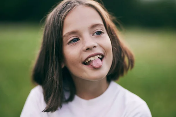 Mladý Roztomilý Dívka Baví Louce Ukazující Jazyk — Stock fotografie