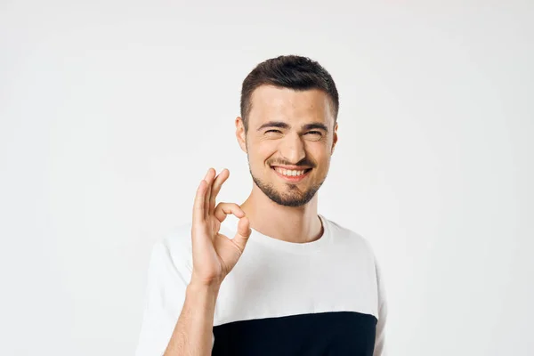 Giovane Mostrando Isolato Sfondo Bianco — Foto Stock