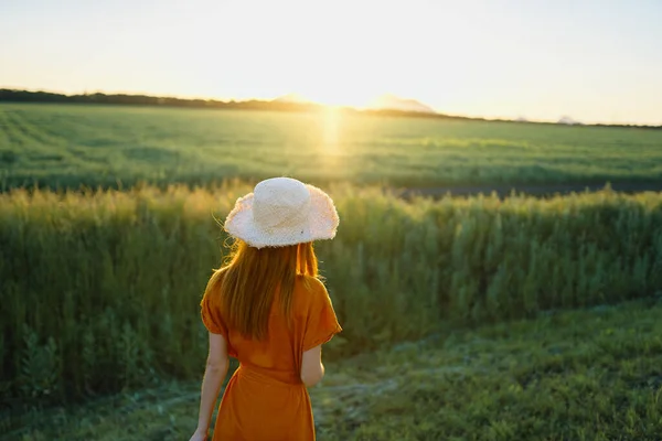 Jovem Posando Campo Trigo Pôr Sol — Fotografia de Stock