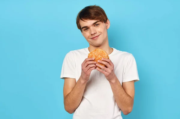 Νεαρός Άνδρας Cheeseburger Απομονωμένο Φόντο — Φωτογραφία Αρχείου