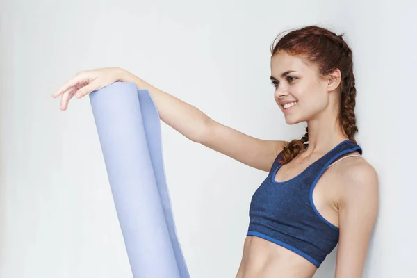 Jonge Mooie Vrouw Met Yoga Mat — Stockfoto