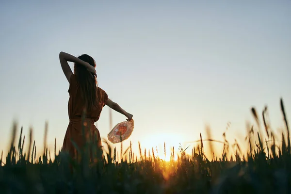 Jovem Posando Campo Trigo Pôr Sol — Fotografia de Stock