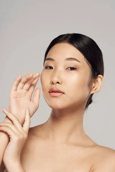 Beautiful Asian Woman Posing Grey — Stockfoto