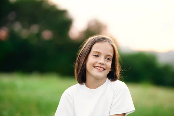 Jong Schattig Meisje Having Plezier Weide — Stockfoto