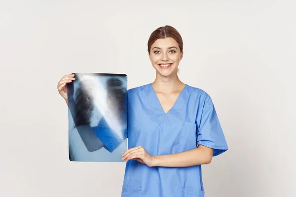 Röntgen Çeken Kadın Doktor Stüdyo Çekimi — Stok fotoğraf
