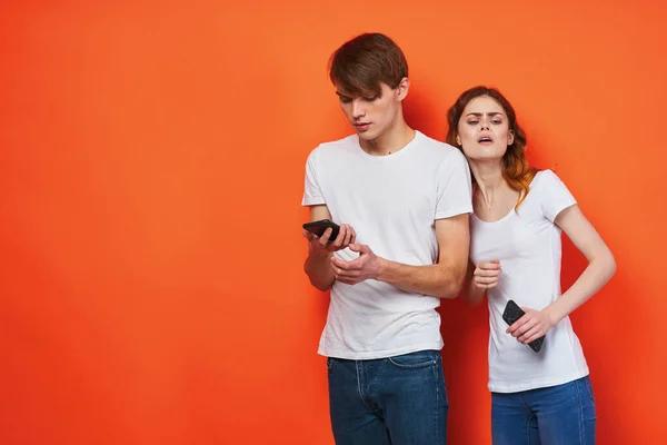 Junges Paar Mit Smartphones Studio — Stockfoto