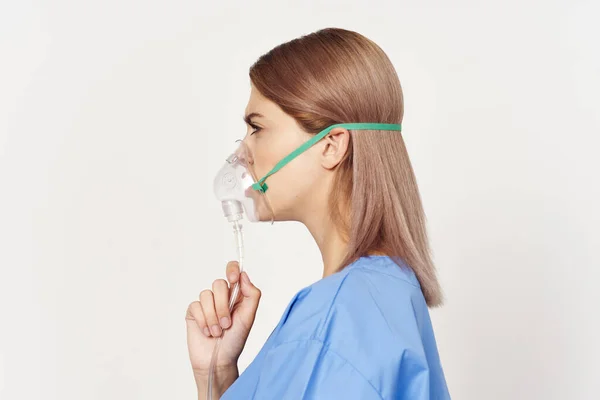 Mujer Joven Uniforme Con Inhalador Aislado Blanco —  Fotos de Stock